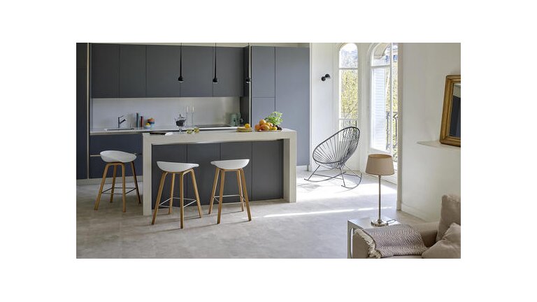 Moderne Küche mit heller Bodenfliese